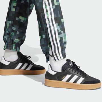 ADIDAS ORIGINALSTapered Sportske hlače 'Аdidas Originals x Minecraft' - zelena boja