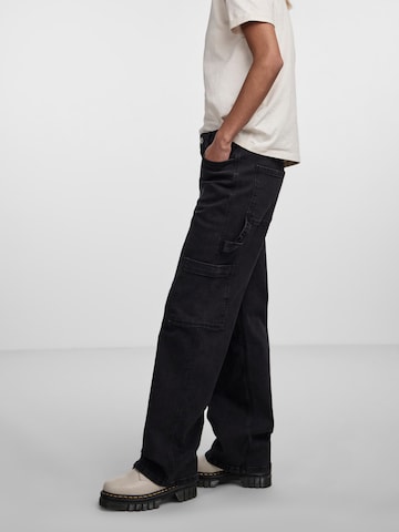 Regular Jeans cargo 'JOELLA' PIECES en noir