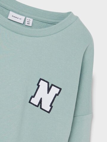 NAME IT - Sweatshirt 'Kollege' em verde