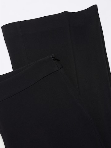 MANGO Rozkloszowany krój Spodnie 'Teresa' w kolorze czarny