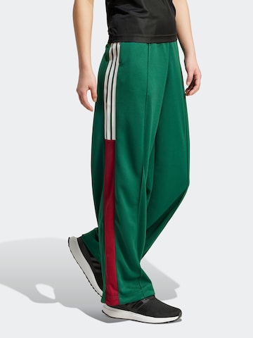 ADIDAS SPORTSWEAR - Pierna ancha Pantalón deportivo 'TIRO' en verde: frente