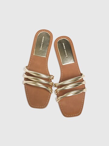 Pull&Bear Pantolette in Gold