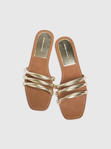 Pull&Bear Pantolette in Gold