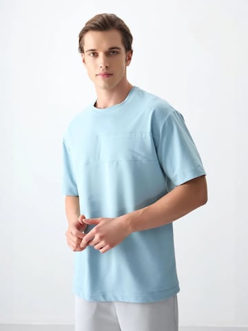 Tommy Life T-Shirts in Blau: Vorderseite