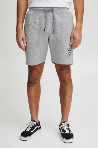 INDICODE JEANS - Regular Calças em cinzento: frente