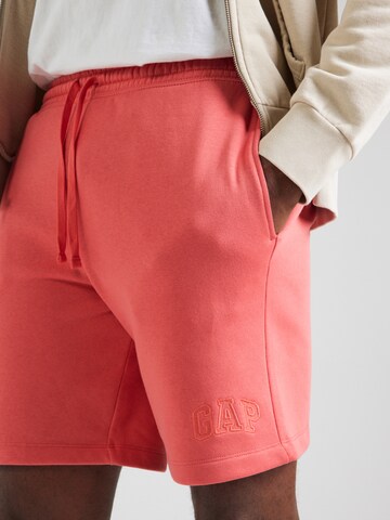 Regular Pantaloni 'HERITAGE' de la GAP pe roșu