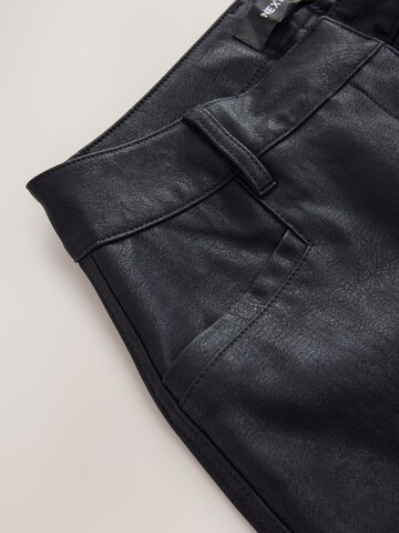 Next - Acampanado Pantalón de pinzas en negro