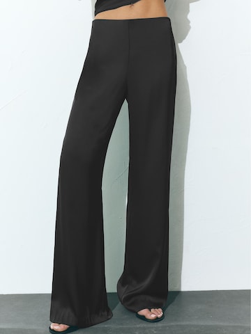 Pull&Bear Regular Trousers in Black: front