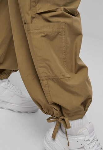 Tapered Pantaloni cargo di Urban Classics in beige