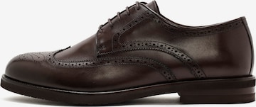 Chaussure à lacets Derimod en marron : devant