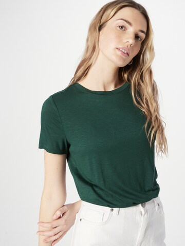 Tricou de la GAP pe verde