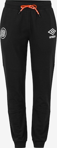 Effilé Pantalon de sport UMBRO en noir : devant