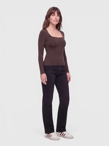 Tricou de la everly® pe maro