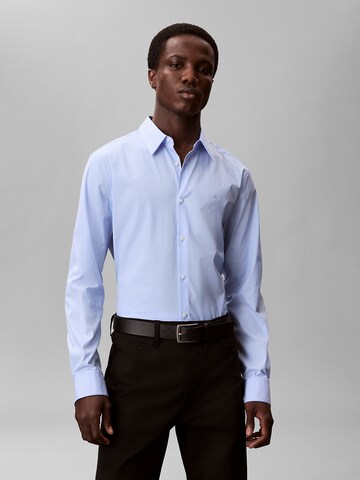 Coupe slim Chemise Calvin Klein en bleu : devant
