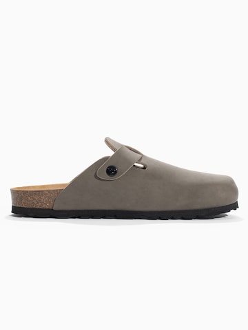 Mule 'Mook' Bayton en gris