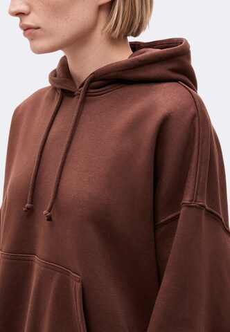 Sweat-shirt 'Lotte' WEEKDAY en marron