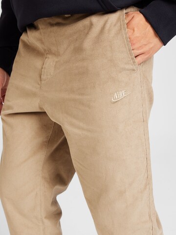 regular Pantaloni chino 'CLUB' di Nike Sportswear in beige