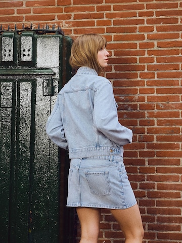 Bershka Prehodna jakna | modra barva