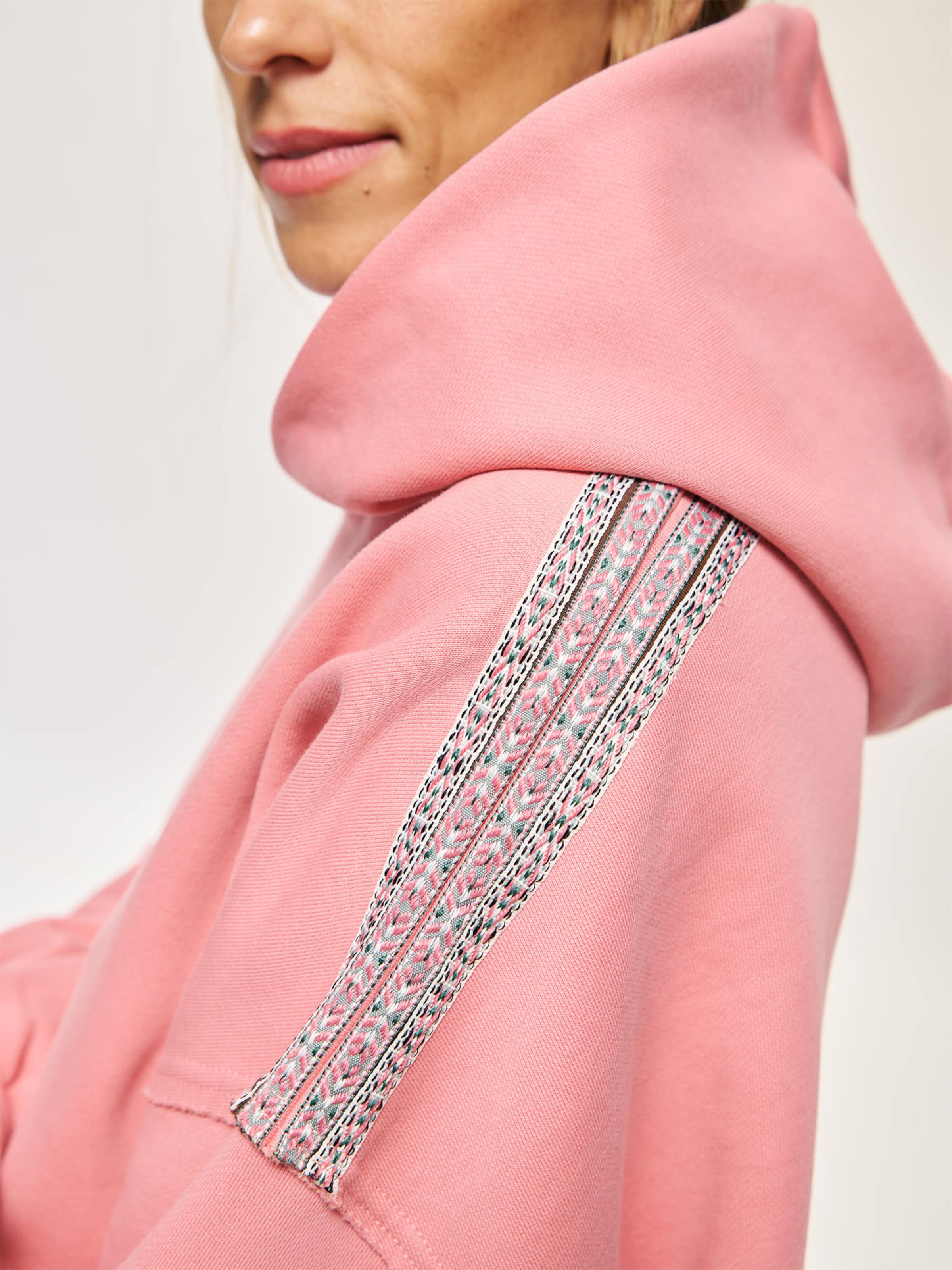 Kamila Šikl Sweatshirt in Rose | ABOUT YOU