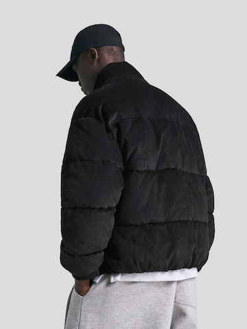Bershka Přechodná bunda – černá