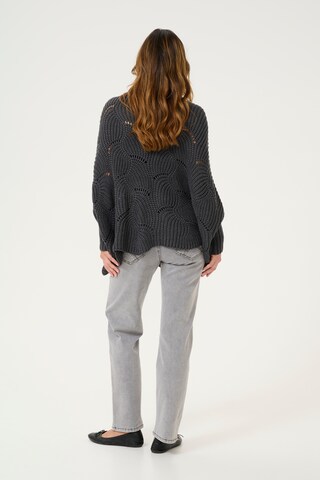 Cream Cape 'Mistletoe' in Grau