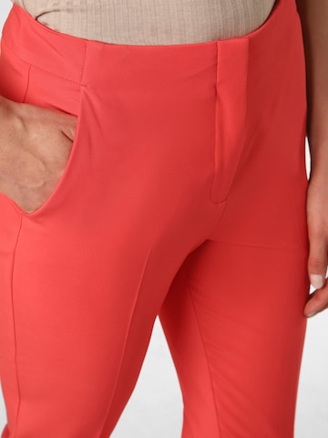 Coupe slim Pantalon à plis COMMA en rouge