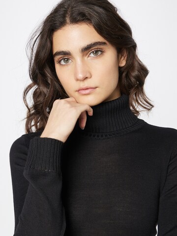 Sisley Пуловер в черно