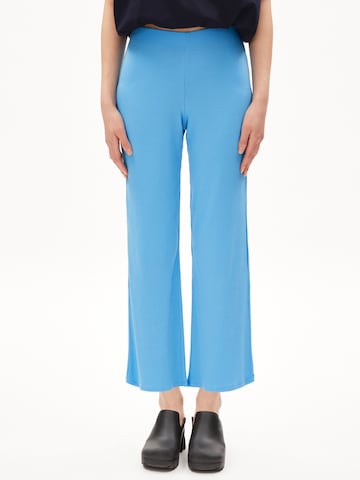 ARMEDANGELS Bootcut Hose 'NIAAN' in Blau: predná strana