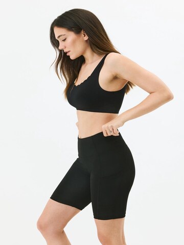 C&City Skinny Shorts in Schwarz