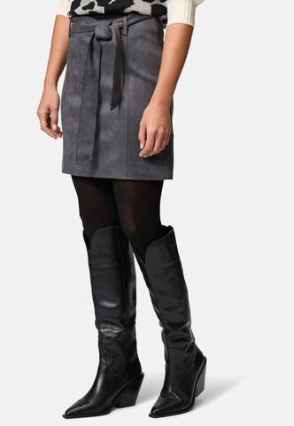 Gonna di zero in grigio: frontale