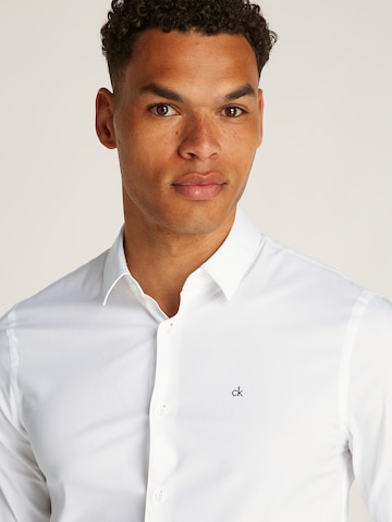 Coupe slim Chemise Calvin Klein en blanc