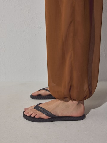 Next Ujjelválasztó-pántos szandál - fekete