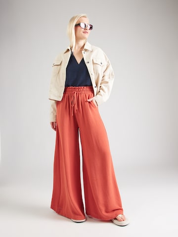 ABOUT YOU - Perna larga Calças 'Astrid' em castanho