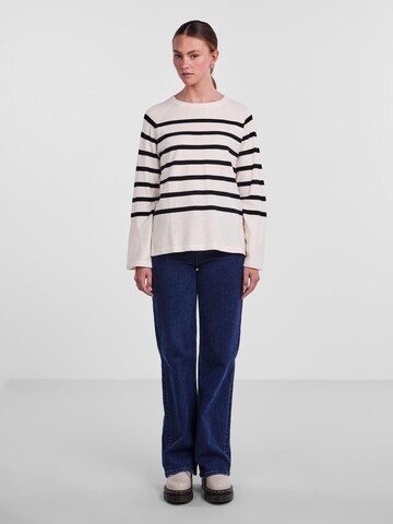 Pullover 'PCKALLY' di PIECES in bianco