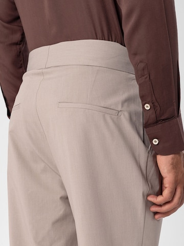 regular Pantaloni con pieghe di Antioch in beige