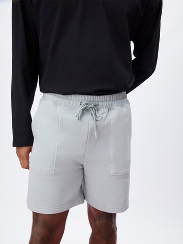 ABOUT YOU x Kingsley Coman Loosefit Shorts 'Nathan' in Grau: predná strana