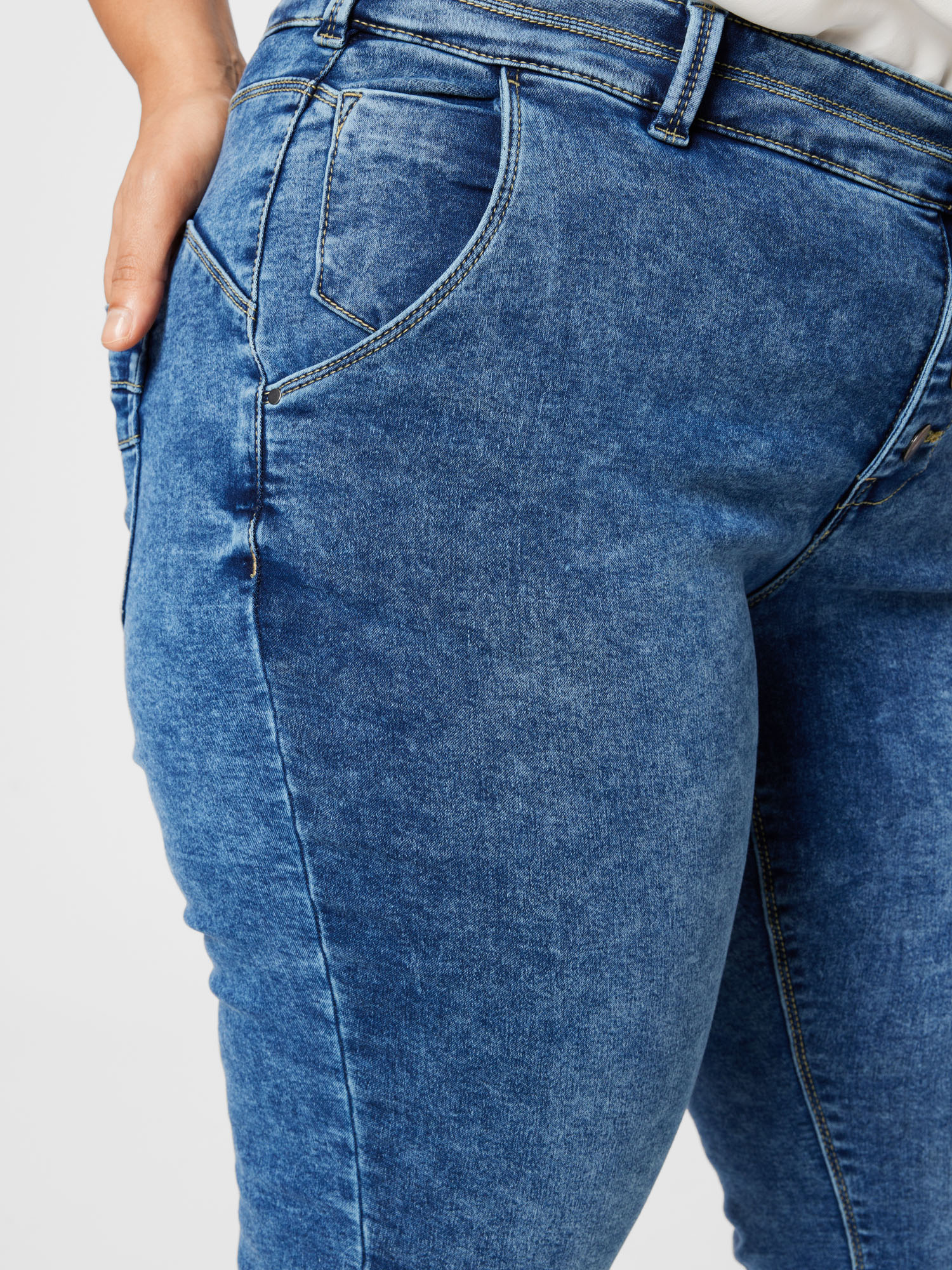 Abbigliamento qloa9 Zizzi Jeans ALIN in Blu 