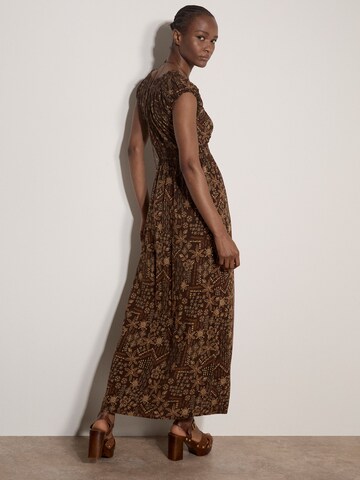 Robe Apricot en marron