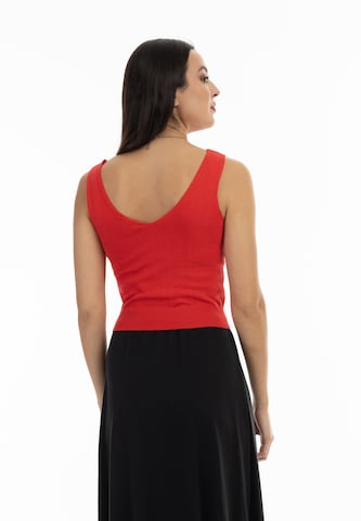 Top in maglia di faina in rosso