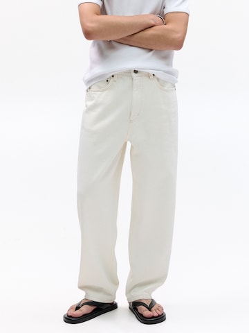 Pull&Bear Loose fit Jeans in Beige: front