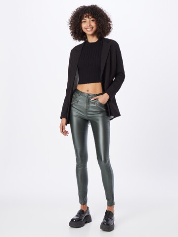 b.young - Skinny Pantalón 'Lola Kiko' en verde