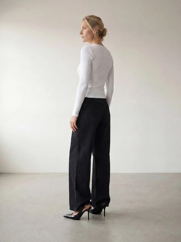 ARMIE Tričko 'The Petra Henley Slim-Fit Top - White' – bílá