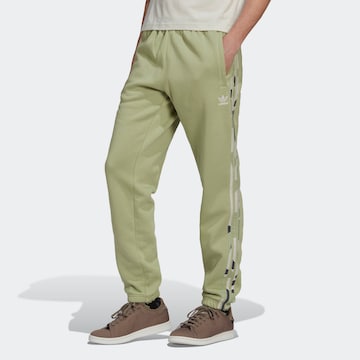 ADIDAS ORIGINALS Zwężany krój Spodnie 'Graphics Camo' w kolorze zielony: przód