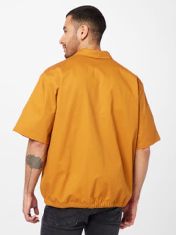 Nike Sportswear Comfort Fit Hemd in Gelb