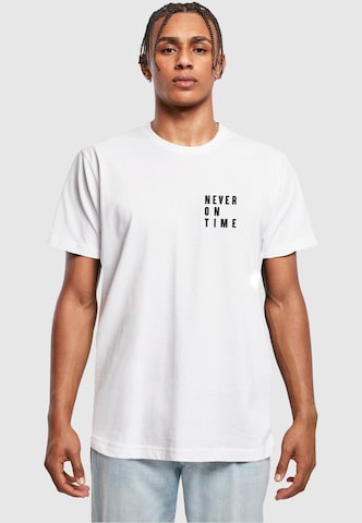 Merchcode T-shirt 'Never On Time' i vit: framsida