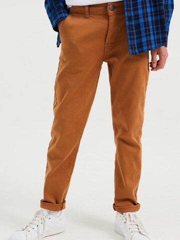 WE Fashion Slimfit Broek in Bruin: voorkant