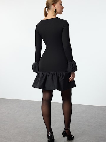 Trendyol Рокля в черно