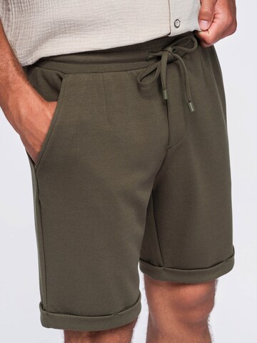 Regular Pantalon chino Ombre en vert