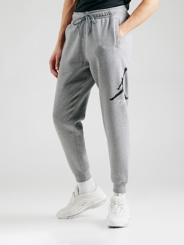 Jordan Tapered Hose 'ESS' in Grau: Vorderseite