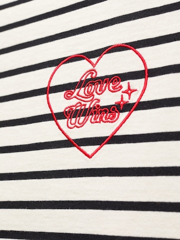 Tricou 'LOVE' de la MANGO pe bej